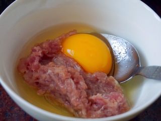 23、潮汕肠粉,去适量肉末加入一个鸡蛋