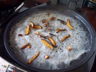 25、潮汕肠粉,然后放入煎香的香菇和章鱼足,盖上锅盖小焖一会