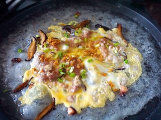 27、潮汕肠粉,然后加入菜脯粒,撒上葱花盖上锅盖焖一会