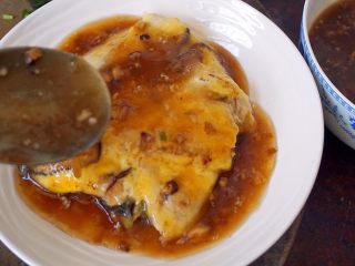 32、潮汕肠粉,放入盘里,淋入肠粉酱汁