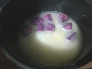 1、紫薯寿司,米饭和紫薯同时放到锅里煮熟,可以用专门的寿司米来煮,会比较软糯一点,也可以普通的大米加一部分糯米,以增加粘软性。