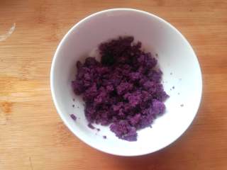 3、紫薯寿司,把蒸熟的紫薯压成泥状