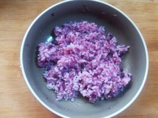 5、紫薯寿司,把紫薯泥加入米饭中拌匀。