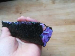 10、紫薯寿司,稍微定型后取下用手再整下形。