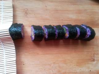 11、紫薯寿司,用刀沾凉水切片。