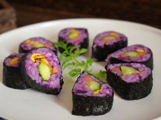 12、紫薯寿司,美美的紫薯寿司就做好了。快来尝一尝吧,不仅好看还很美味哦。