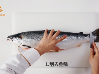 1、如何做三文鱼刺身,刮去鱼鳞