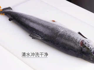 2、如何做三文鱼刺身,清水冲洗干净