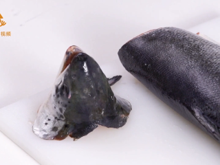 3、如何做三文鱼刺身,切去鱼头