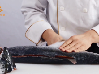 4、如何做三文鱼刺身,鱼身对半切开