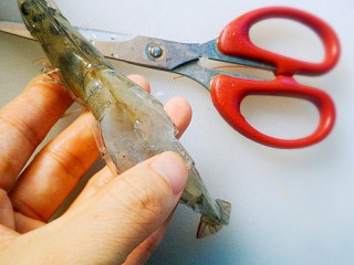 2、烤三鲜拼盘,用剪刀剪掉虾须，开背取虾线。