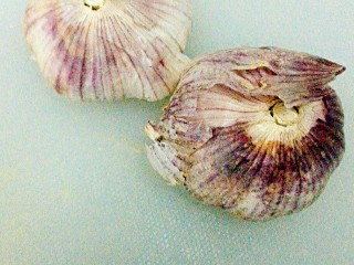 9、烤三鲜拼盘,蒜头，喜欢这种紫皮蒜，香哦。