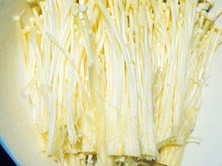 11、烤三鲜拼盘,金针菇去头，洗净沥干水。