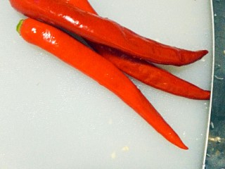 12、烤三鲜拼盘,准备好小尖椒。