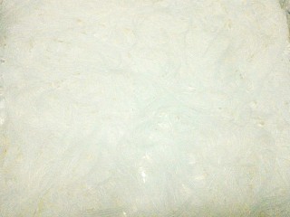 18、烤三鲜拼盘,我这次量大用上烤盘，????????????????友友们如果量少可以用披萨盘，底下垫铝箔纸，粉丝稍微剪下，均匀摆在盘里。