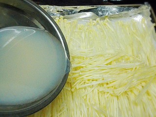 19、烤三鲜拼盘,再摆上金针菇，用刚才的花蛤汤均匀倒入，如果友友们口味重，这时花蛤汤里可以加入生抽来增加味道，主要我家有两宝，就加这样汤。