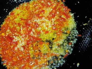 20、烤三鲜拼盘,起油锅，倒入蒜末，尖椒末爆香后立马取出，不能让蒜焦了哦，????????????????????????