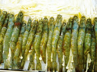 22、烤三鲜拼盘,从冰箱里取出腌制好的虾，摆入盘中