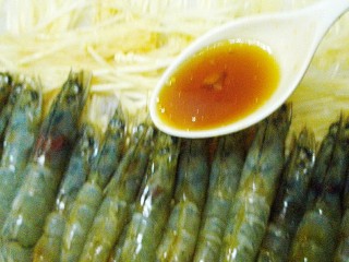 23、烤三鲜拼盘,把腌虾的汁，分两次均匀淋到盘中，