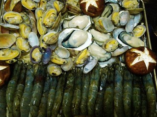 25、烤三鲜拼盘,生蚝，新鲜的香菇，实在太满了只放三朵，现在可以预热烤箱200度，上下火，5分钟。