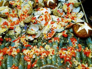 28、烤三鲜拼盘,放入预热好的烤箱里，200度，上下火，中层15分钟，烤七八分钟时要观察上色情况，不能烤过头哦。