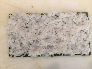 1、       一虾飞天,首先一张紫菜铺上寿司饭