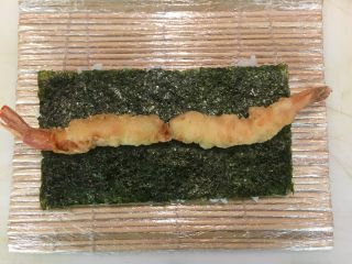 2、       一虾飞天, 放上两只虾 虾一定要油锅炸过 要面粉放上哦