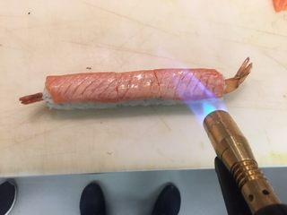 4、       一虾飞天,喷火器 喷到鱼片上去