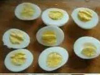 3、魔鬼蛋（辣）,煮好的鸡蛋对半切开