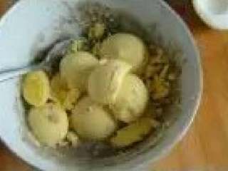 4、魔鬼蛋（辣）,将蛋黄挖出，15g沙拉酱，5g寿司醋（白醋），青芥末5g，1.5g黑胡椒粉，适量盐（放不放都可以）混合均匀。