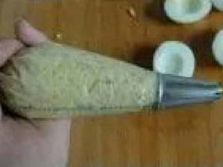 6、魔鬼蛋（辣）,装入裱花袋。