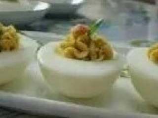 7、魔鬼蛋（辣）,挤入蛋清托，表面加葱叶，香肠粒装饰即可。