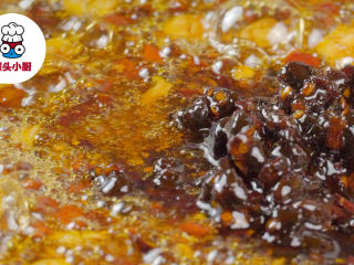 3、自制老干妈辣酱,加入姜末25g、蒜末25g炒香，再加入干辣椒粉15g炒香，然后加入豆豉酱80g，炒至颜色变深