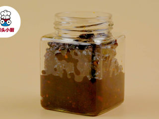 5、自制老干妈辣酱,冷却的酱料装瓶保存，随用随取