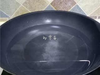 2、双椒螺旋面,锅里倒入清水，调入适量盐烧开；