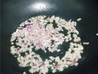 6、双椒螺旋面,放入洋葱炒香；