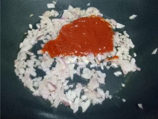 7、双椒螺旋面,放入意大利面酱翻炒；