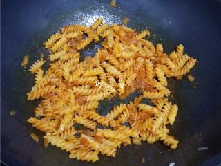 8、双椒螺旋面,放入螺旋面，翻炒均匀；