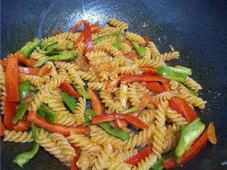 9、双椒螺旋面,放入甜椒、青椒翻炒；