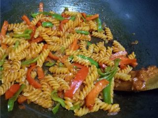 10、双椒螺旋面,调入适量盐，翻炒均匀；