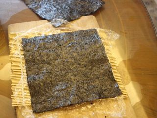 3、寿司卷：忙不代表不能健康,准备海苔片还有卷寿司的设备