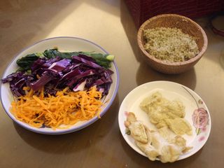 4、寿司卷：忙不代表不能健康,东西都准备好后，开始卷