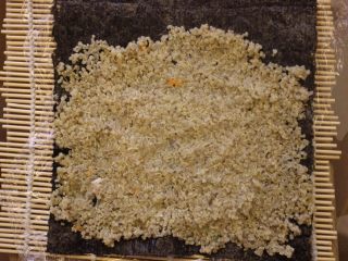 5、寿司卷：忙不代表不能健康,把选择的碳水化合物放上，最好粘粘的，用力气把它压上，只放到3/4海苔上：我用了藜麦