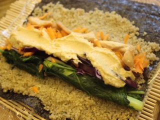 7、寿司卷：忙不代表不能健康,把鹰嘴豆酱放上去，这样会加一点味道，鹰嘴豆酱很健康（可以看我写的一个菜谱），你也可以选择别的酱或者直接放一小勺酱油