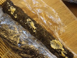 9、寿司卷：忙不代表不能健康,在旁边放点水或米惑酱，把寿司封住