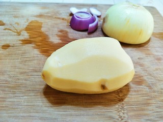 1、家常菜孜然土豆片（超级下饭菜）,食材很简单，土豆＋洋葱。