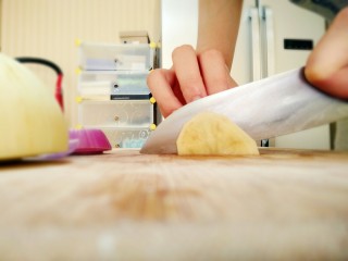 2、家常菜孜然土豆片（超级下饭菜）,土豆切成片。