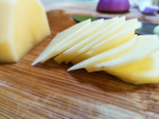 3、家常菜孜然土豆片（超级下饭菜）,不要舍太薄，太薄了容易炒碎。