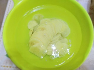 4、家常菜孜然土豆片（超级下饭菜）,切好的土豆，放在水里，泡出淀粉，否则容易炒成一坨。