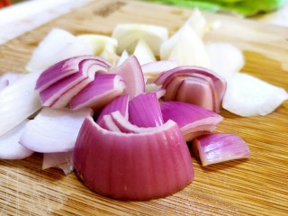 6、家常菜孜然土豆片（超级下饭菜）,黄洋葱和紫皮洋葱都可以，紫色洋葱会更好看。